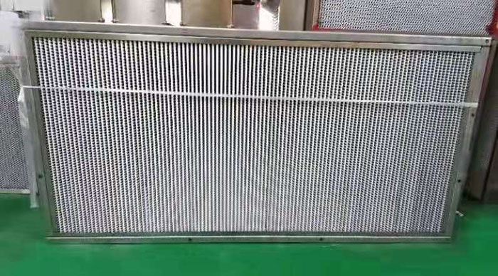 400度耐高溫高效過濾器主要用于捕集0.3um的顆?；覊m及各種懸浮物。