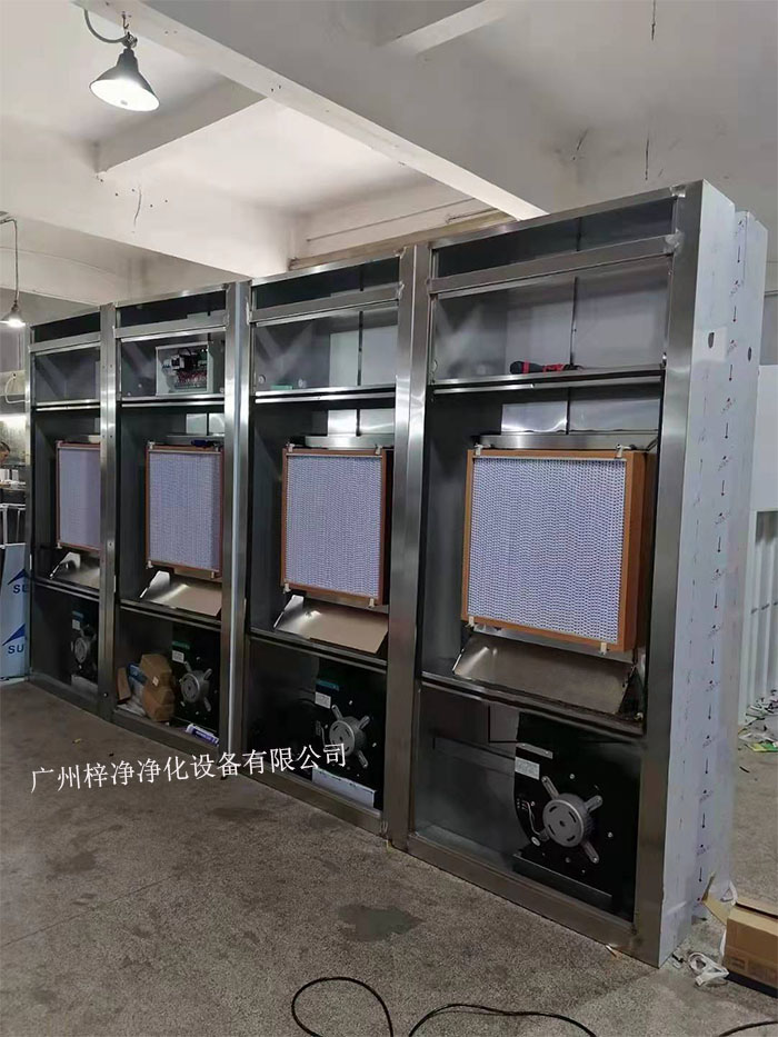 全自動風淋室由箱體、不銹鋼門、初效過濾器、高效過濾器、送風機、配電箱、噴嘴等幾大部件組成。