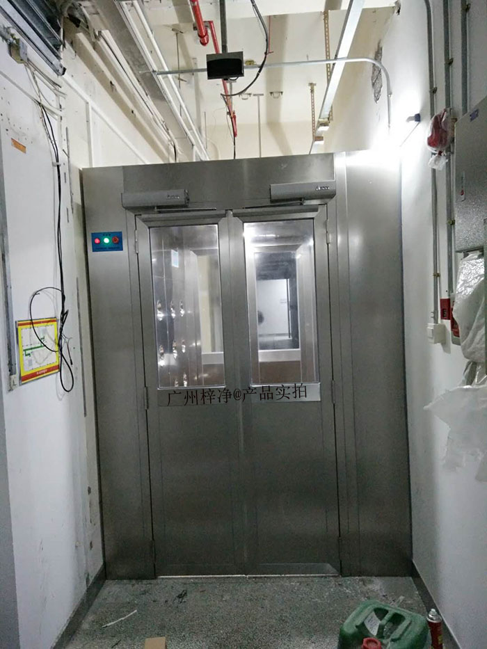 全自動風淋室是在原風淋室配置基礎上，配備進口的紅外感應自動開門系統(tǒng)