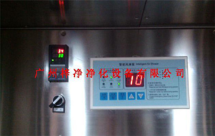 電加熱風淋室杜絕工作人員將頭發，灰塵、細菌帶入無塵車間，達到工作場地嚴格的無塵凈化標準，生產出高質量的產品。