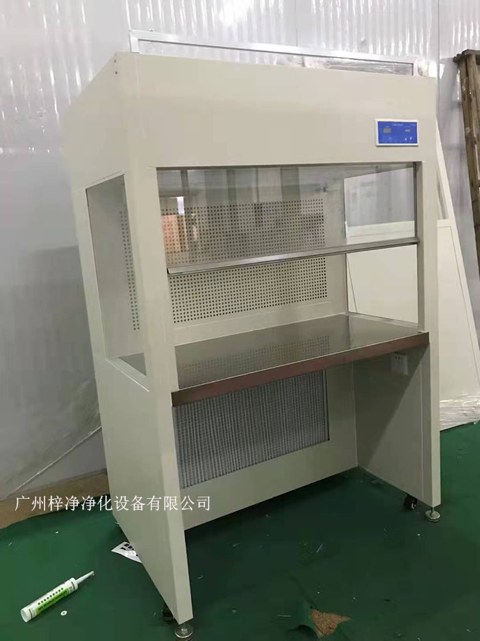 潔凈工作臺是一種空氣凈化設備，專門應用于無塵車間無塵室或者是無菌室等工作環境，主要的應用行業有生物實驗室、醫療衛生、生物制藥等相關行業。