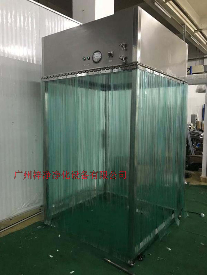 層流取樣車主要應用于藥物制劑和無菌制劑除的原輔材料的采樣，層流采樣車是一種垂直流局部空氣凈化裝置，自從室內空氣經過初效空氣過濾器過濾，從高效空氣過濾器出風的形式達到高潔凈度的工作環境。