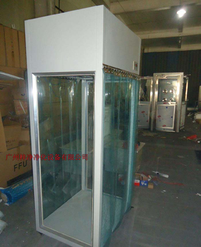 層流取樣車主要應用于藥物制劑和無菌制劑除的原輔材料的采樣，層流采樣車是一種垂直流局部空氣凈化裝置，自從室內空氣經過初效空氣過濾器過濾，從高效空氣過濾器出風的形式達到高潔凈度的工作環境。