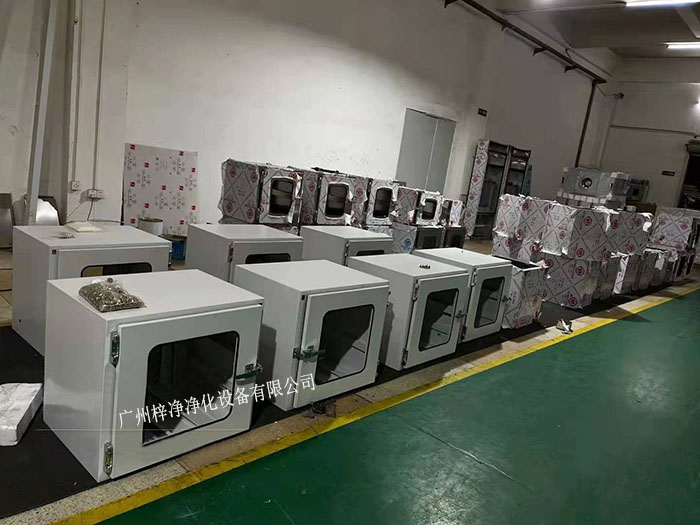 傳遞窗是潔凈室設計中用于隔離不同潔凈度級別區域的一種關鍵設備。